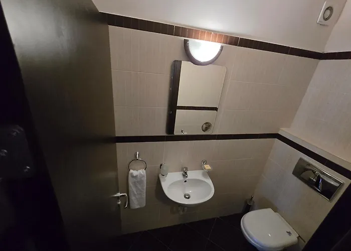 Next To The Lift * 班斯科