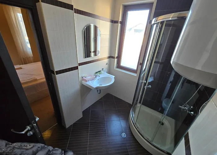 Next To The Lift 班斯科